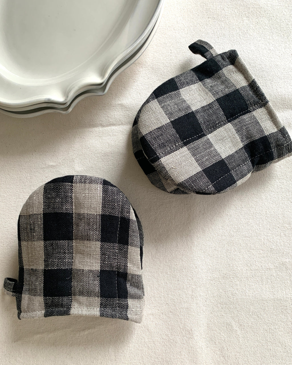 Oven Mitten: Black Natural Check