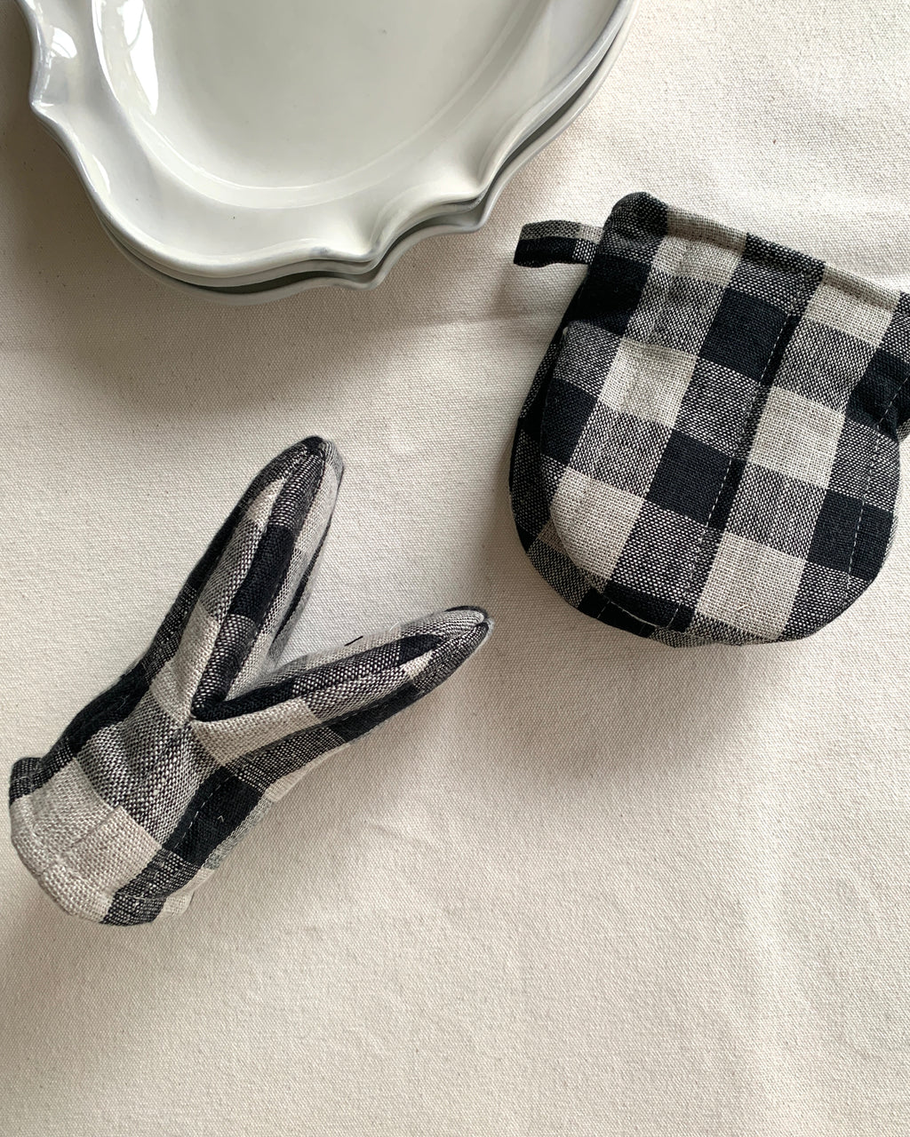 Oven Mitten: Black Natural Check